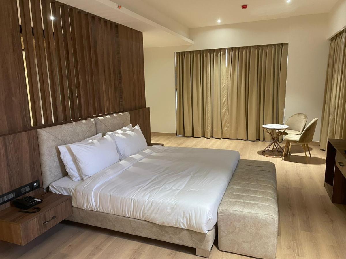 Hotel Dayal Gateway Lucknow Zewnętrze zdjęcie