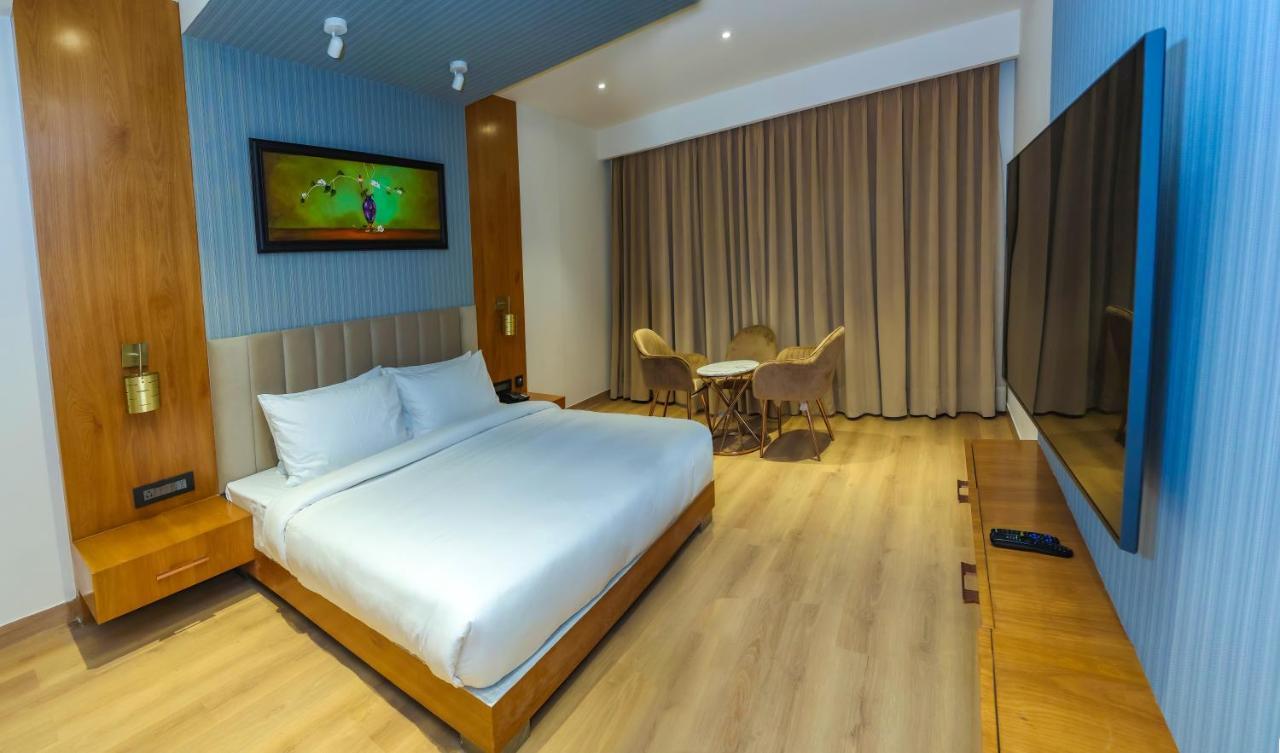 Hotel Dayal Gateway Lucknow Zewnętrze zdjęcie