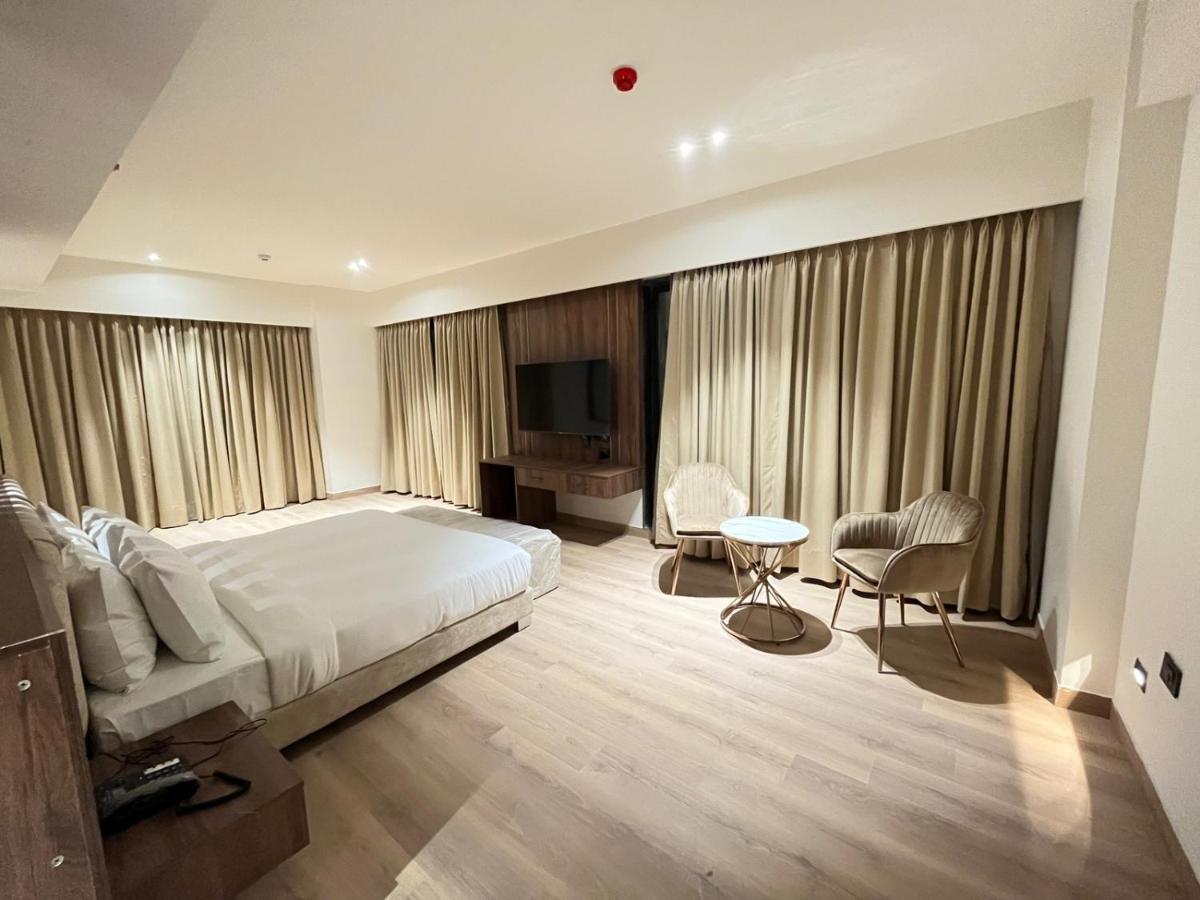 Hotel Dayal Gateway Lucknow Zewnętrze zdjęcie