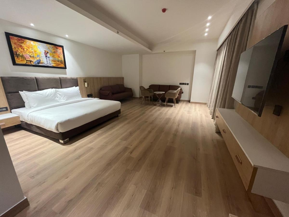 Hotel Dayal Gateway Lucknow Zewnętrze zdjęcie