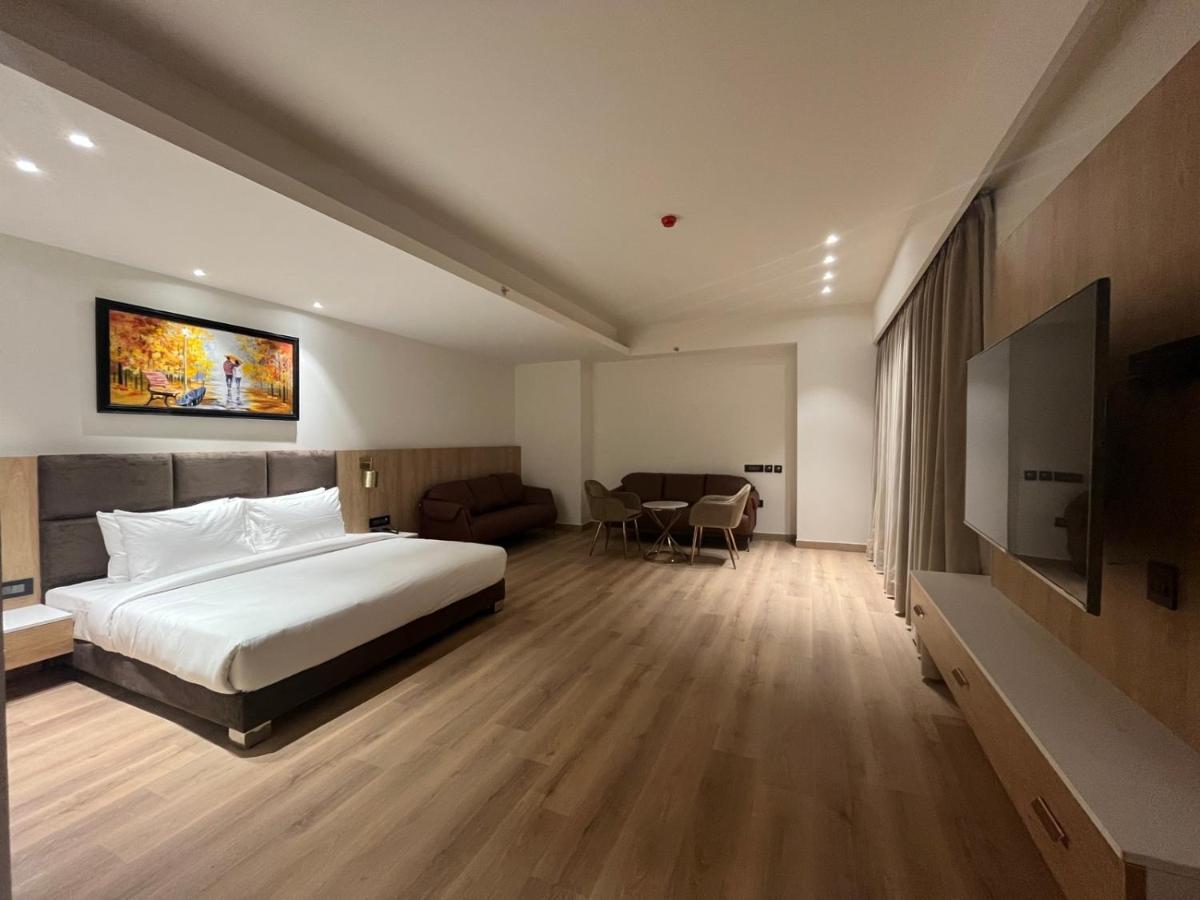 Hotel Dayal Gateway Lucknow Zewnętrze zdjęcie