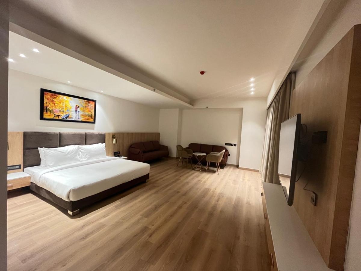 Hotel Dayal Gateway Lucknow Zewnętrze zdjęcie