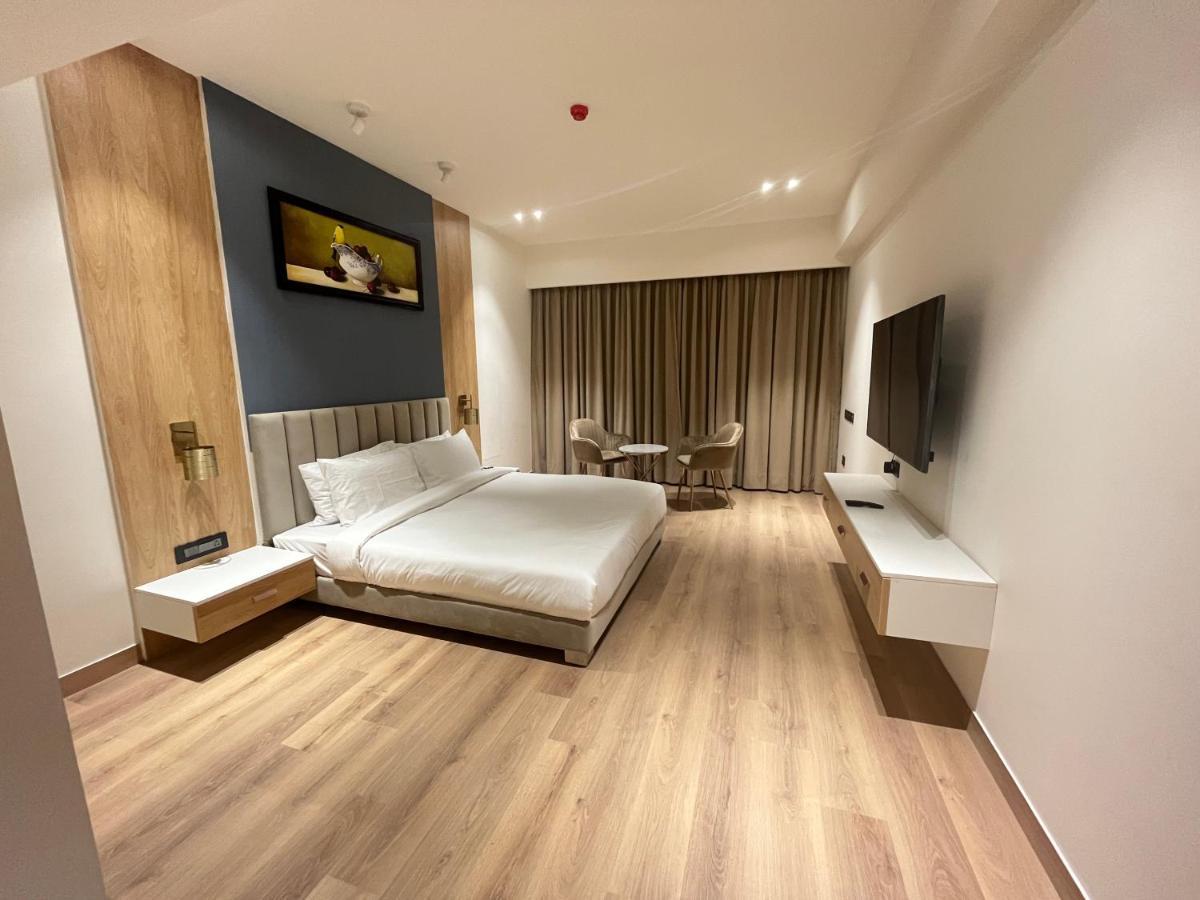 Hotel Dayal Gateway Lucknow Zewnętrze zdjęcie